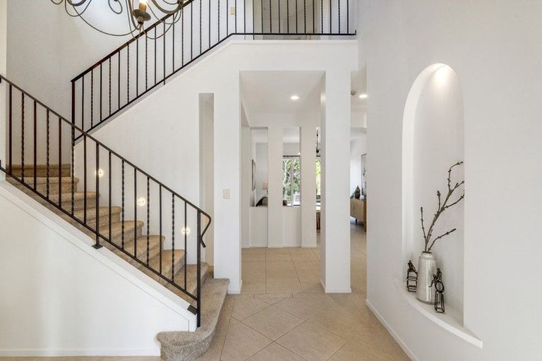 Photo of property in 1 Scarlet Oak Drive, Schnapper Rock, Auckland, 0632