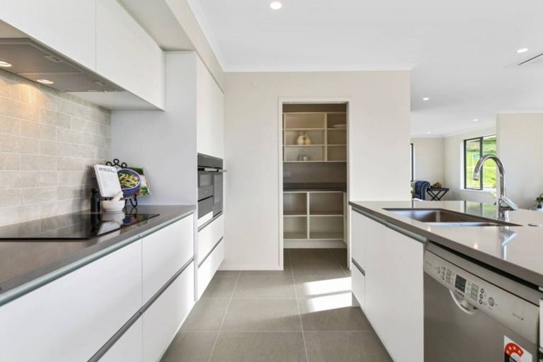 Photo of property in 18 Lakeside Terrace, Omokoroa, 3114