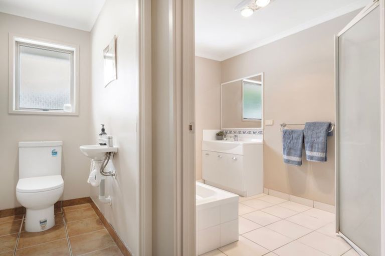 Photo of property in 8 Libra Place, Kawaha Point, Rotorua, 3010