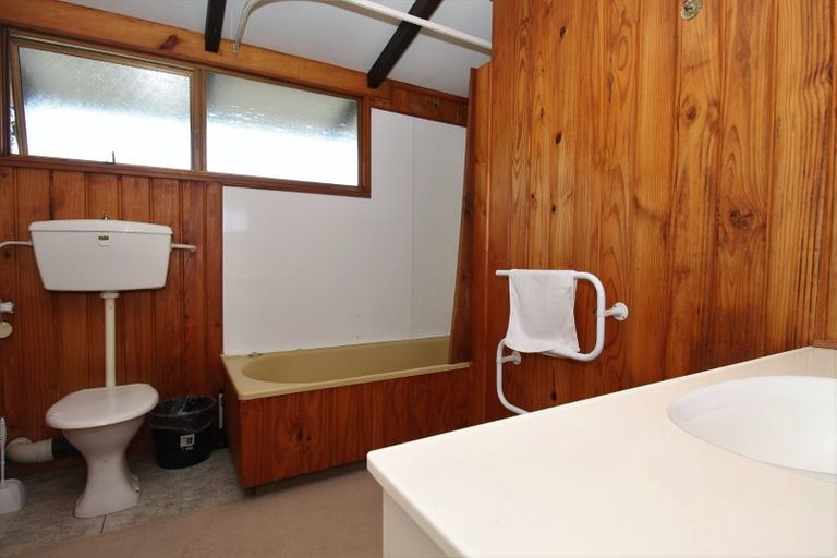 Photo of property in 28 Gibbons Road, Weymouth, Auckland, 2103