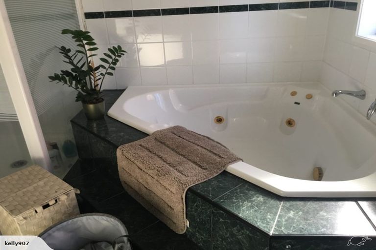 Photo of property in 16 Oliver Twist Avenue, Mellons Bay, Auckland, 2014