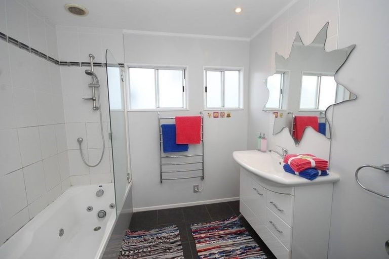 Photo of property in 2/28 Noeleen Street, Glenfield, Auckland, 0629