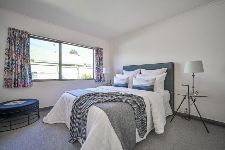 Photo of property in 2/239 Warwick Road, Mayfair, Hastings, 4122