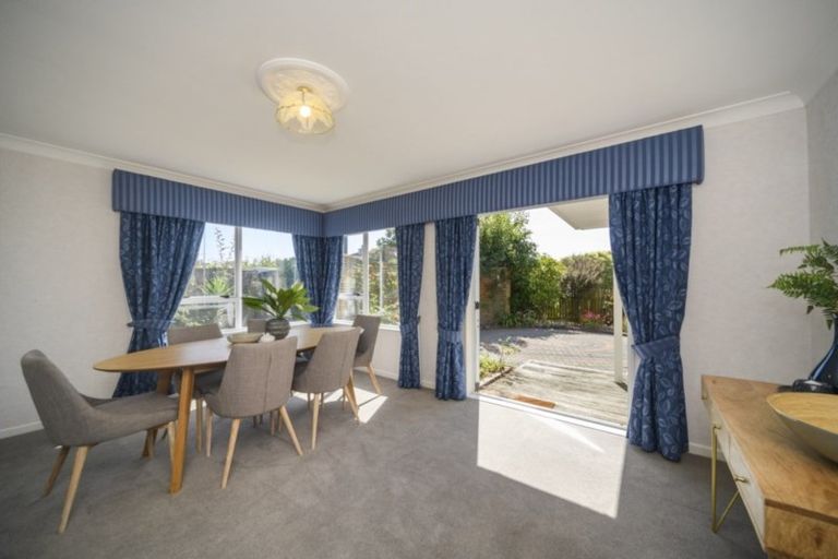 Photo of property in 15 Rosebank Avenue, Kelvin Grove, Palmerston North, 4414