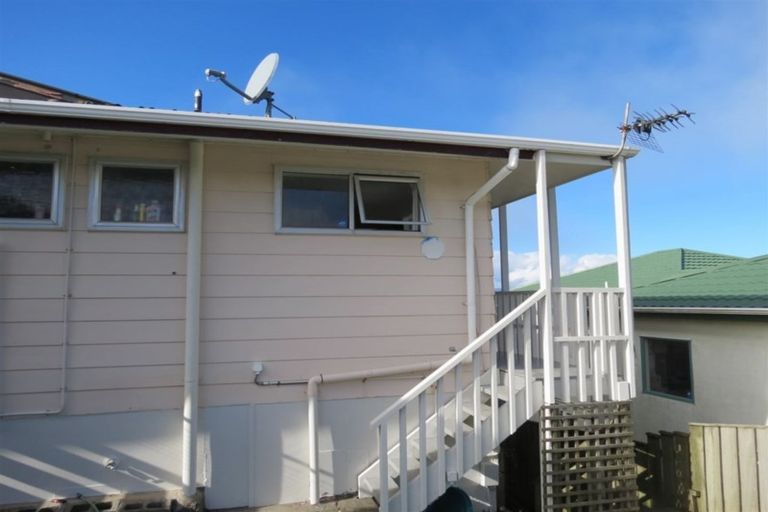 Photo of property in 9b Edgecombe Street, Newlands, Wellington, 6037