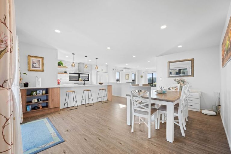 Photo of property in 32 Huarahi Pai Road, Huapai, Kumeu, 0810