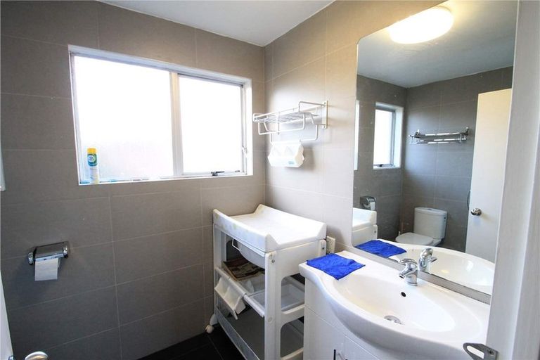 Photo of property in 2/78 West Coast Road, Glen Eden, Auckland, 0602