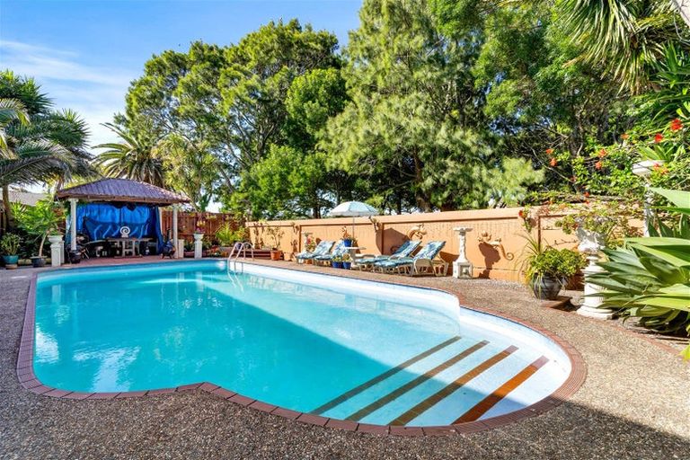 Photo of property in 36 Cascades Road, Pakuranga Heights, Auckland, 2010