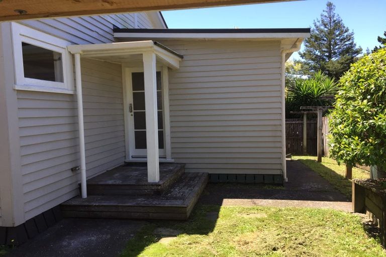Photo of property in 35 Clayburn Road, Glen Eden, Auckland, 0602