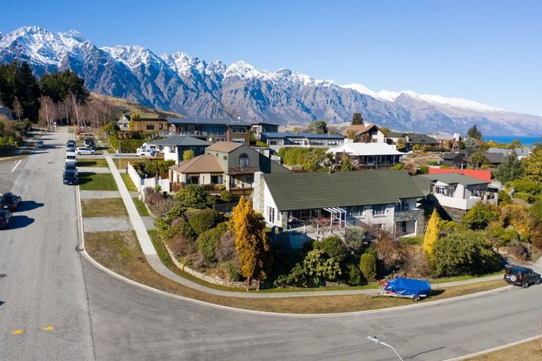 Photo of property in 11 Poplar Drive, Kelvin Heights, Queenstown, 9300