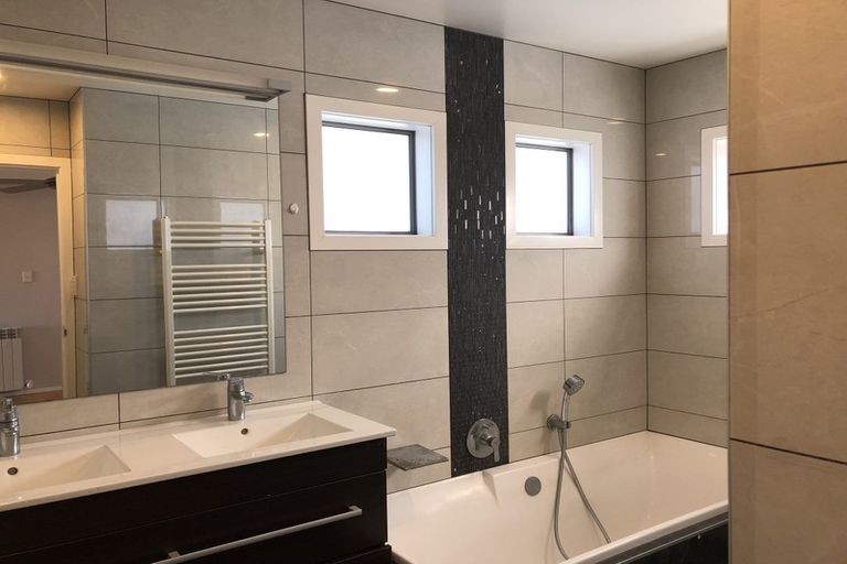 Photo of property in 27 Lagoon Way, West Harbour, Auckland, 0618