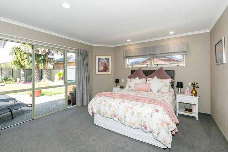 Photo of property in 18 Forbury Way, Taradale, Napier, 4112