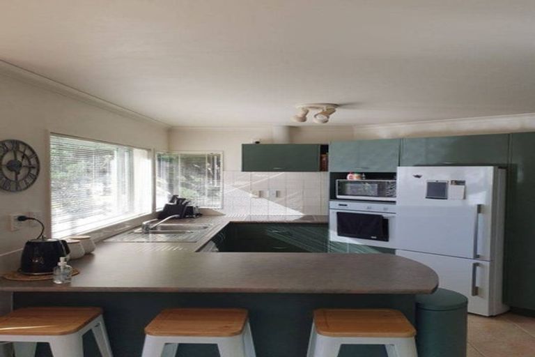 Photo of property in 86 Roberta Crescent, Orewa, 0931