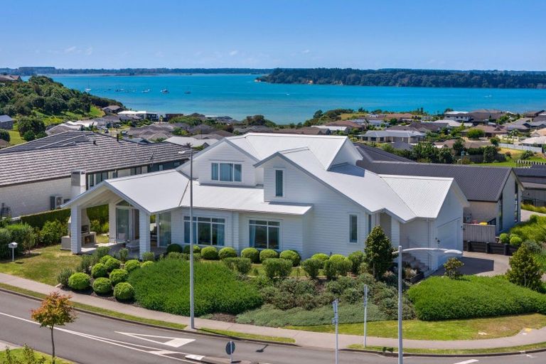 Photo of property in 2 Goldstone Place, Omokoroa, 3114