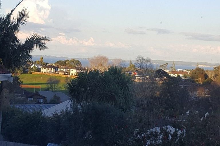 Photo of property in 2/14 Strabo Place, Windsor Park, Auckland, 0632