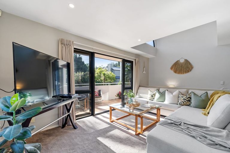 Photo of property in 2/24 Heathcote Road, Castor Bay, Auckland, 0620