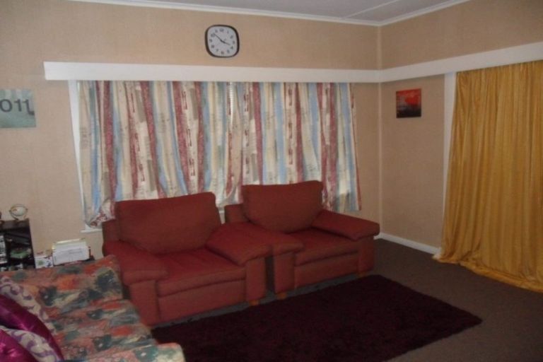 Photo of property in 34 Buscomb Avenue, Henderson, Auckland, 0610