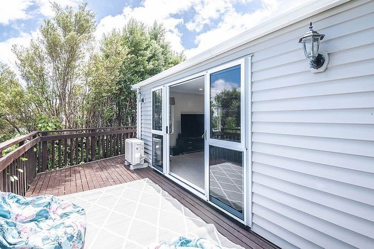 Photo of property in 19 Alder Place, Newlands, Wellington, 6037