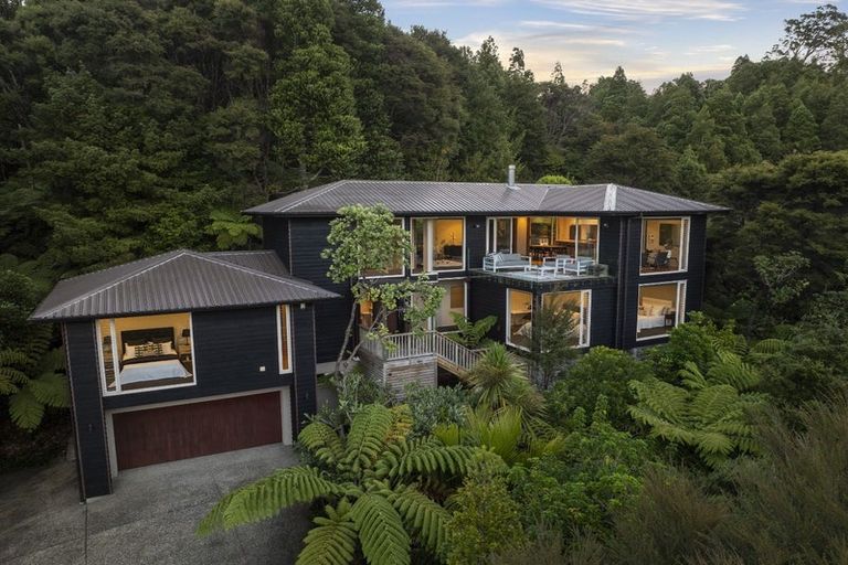 Photo of property in 9 Herrings Cove Place, Titirangi, Auckland, 0604
