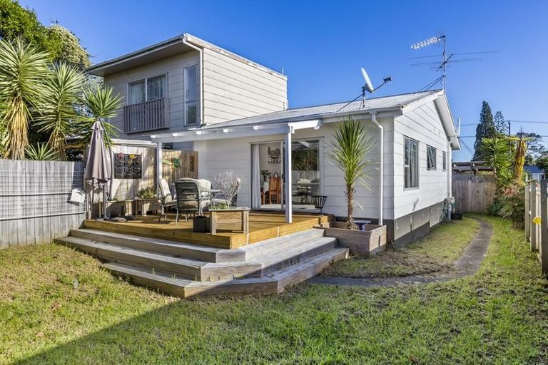 Photo of property in 2/49 Tramway Road, Beach Haven, Auckland, 0626