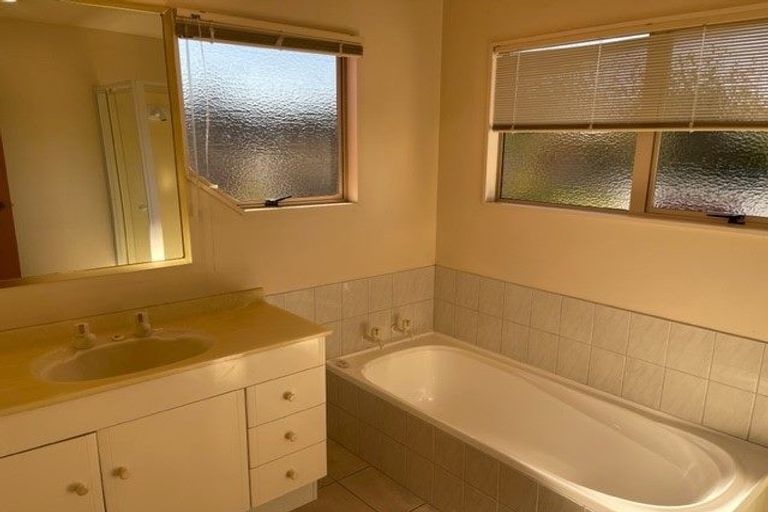 Photo of property in 8b Fenwick Avenue, Milford, Auckland, 0620