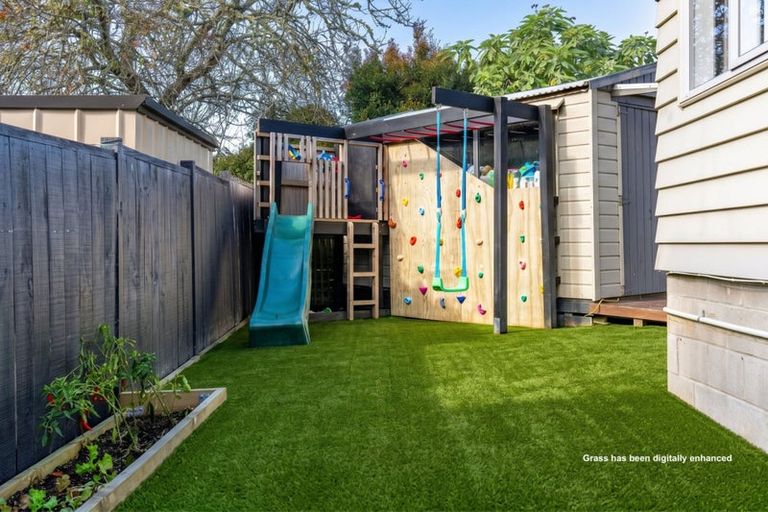 Photo of property in 7a Justin Place, Te Atatu Peninsula, Auckland, 0610