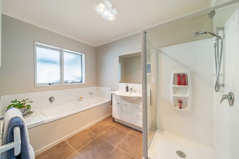 Photo of property in 48 King Charles Drive, Kingsley Heights, Upper Hutt, 5018