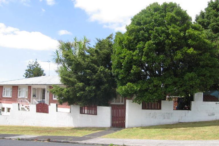 Photo of property in 2/335 Wairau Road, Totara Vale, Auckland, 0627