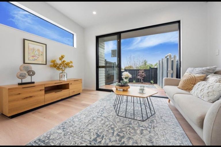 Photo of property in 1/82 Rosewarne Crescent, Glendene, Auckland, 0602