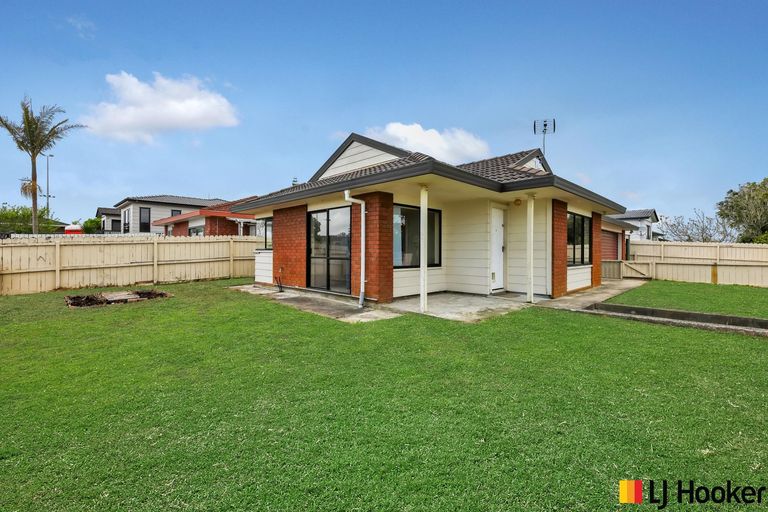 Photo of property in 1/1 Senecio Place, Weymouth, Auckland, 2103