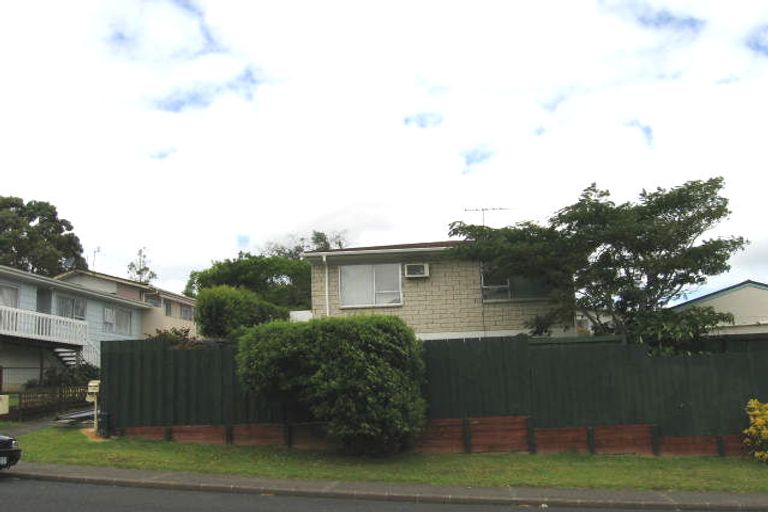 Photo of property in 2/117 Lynn Road, Bayview, Auckland, 0629