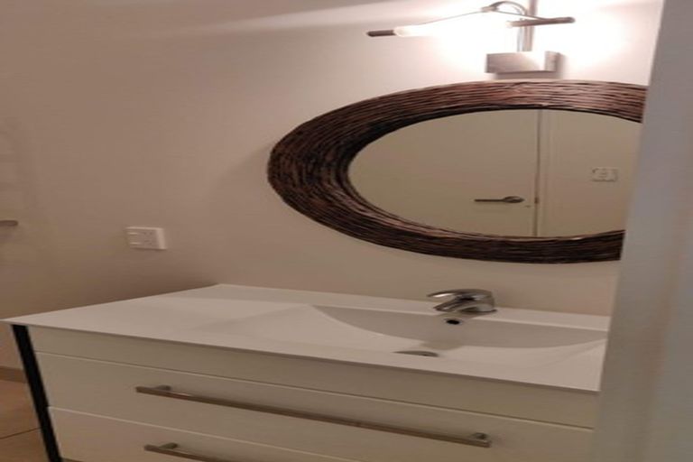 Photo of property in 5 Hazel Glen, Bayview, Auckland, 0629