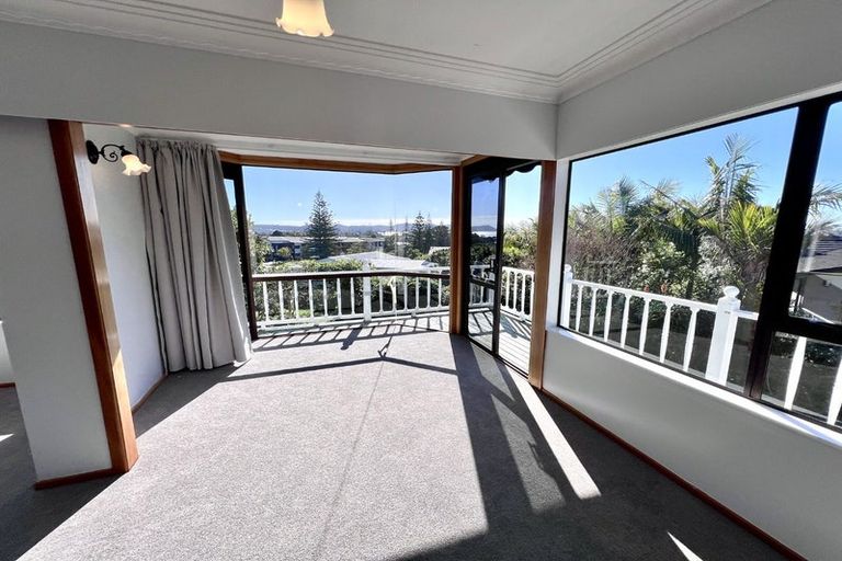 Photo of property in 6 Higham Ferrers Place, Red Beach, 0932