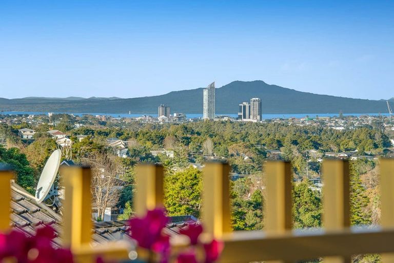 Photo of property in 2/3 Coronation Road, Hillcrest, Auckland, 0627