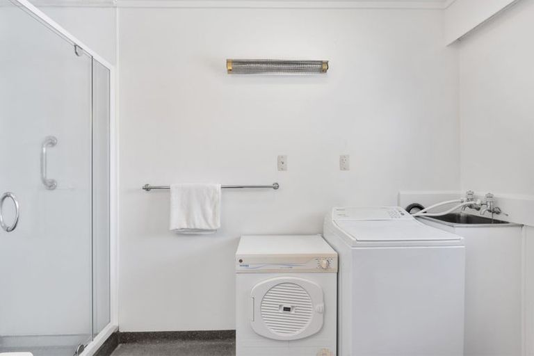 Photo of property in 271 Karaka Bay Road, Karaka Bays, Wellington, 6022