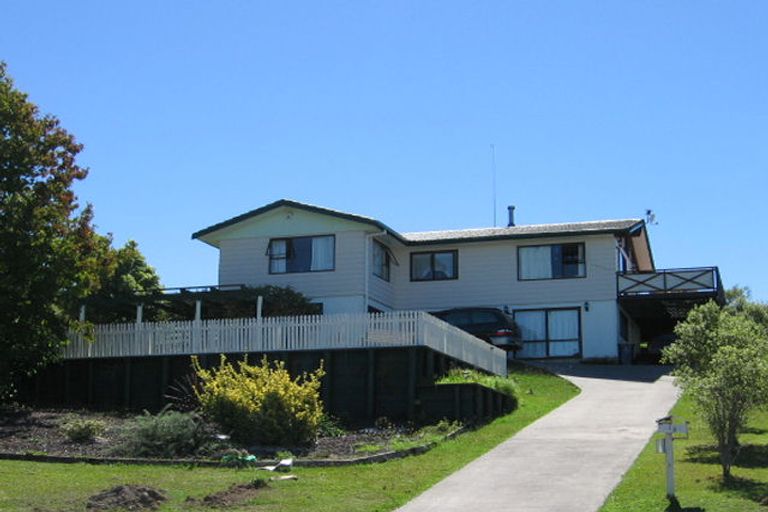 Photo of property in 18 Sumich Place, West Harbour, Auckland, 0618