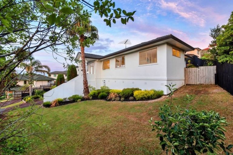 Photo of property in 32 Canary Place, Unsworth Heights, Auckland, 0632