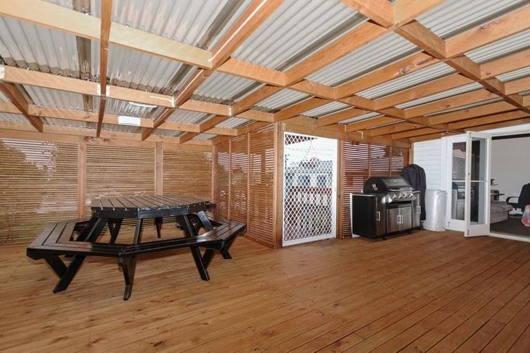 Photo of property in 5 Marlene Avenue, Te Atatu South, Auckland, 0610