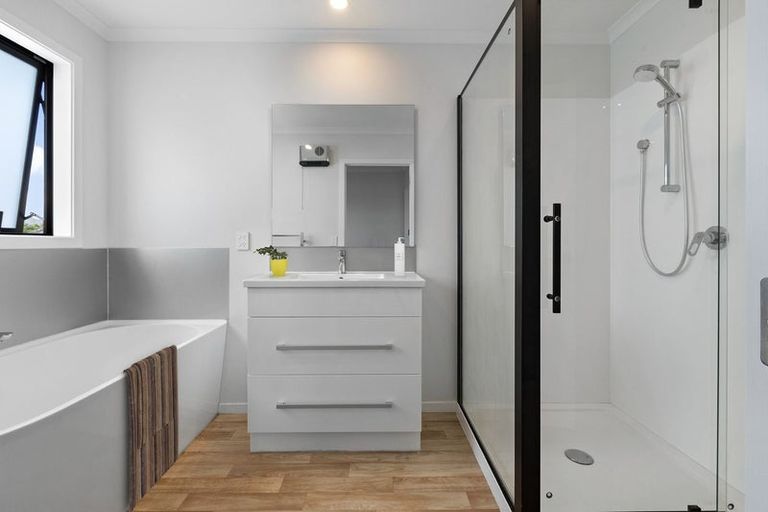 Photo of property in 124a Cambridge Terrace, Fairfield, Lower Hutt, 5011