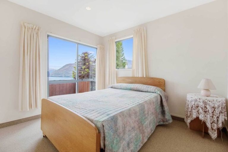 Photo of property in 35a Wynyard Crescent, Fernhill, Queenstown, 9300