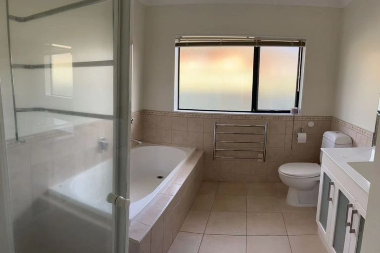 Photo of property in 16 Middlefield Drive, East Tamaki Heights, Auckland, 2016