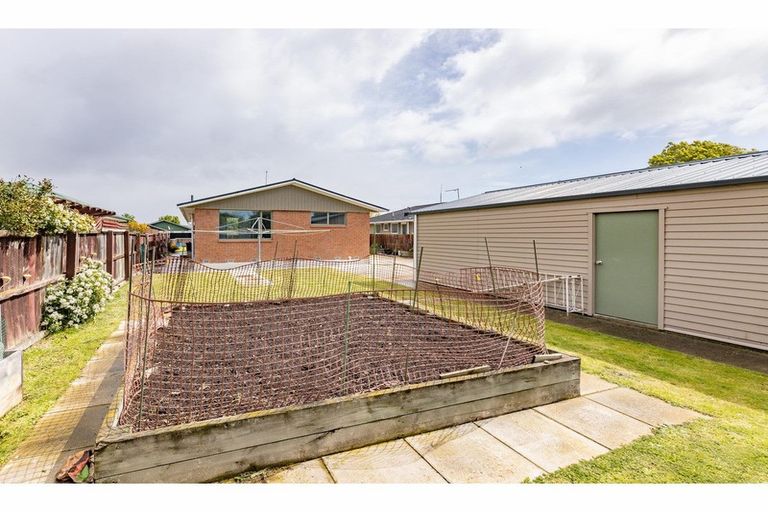 Photo of property in 6 Farnborough Street, Aranui, Christchurch, 8061