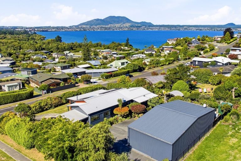 Photo of property in 2 Scenic Heights, Acacia Bay, Taupo, 3330