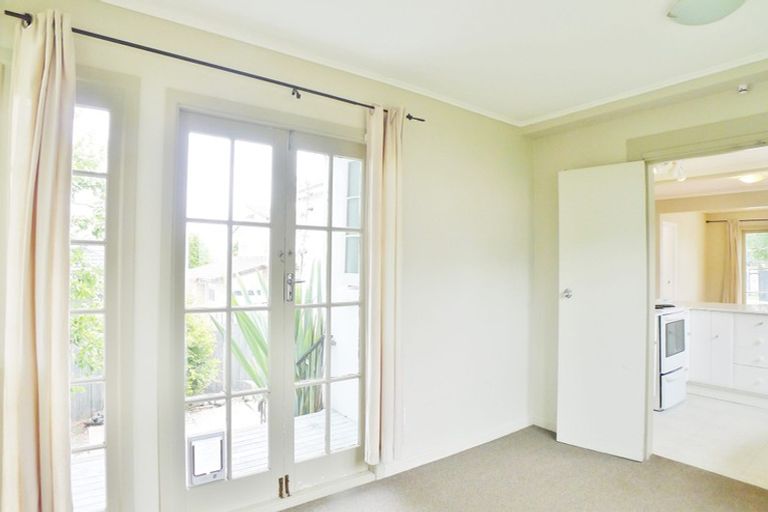 Photo of property in 127 View Road, Sunnyvale, Auckland, 0612