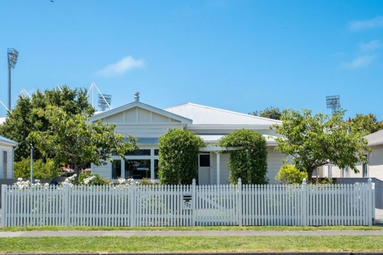 Photo of property in 127 Vigor Brown Street, Napier South, Napier, 4110
