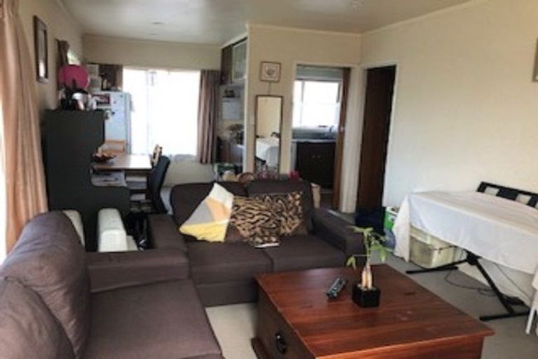 Photo of property in 1/2 Vodanovich Road, Te Atatu South, Auckland, 0610