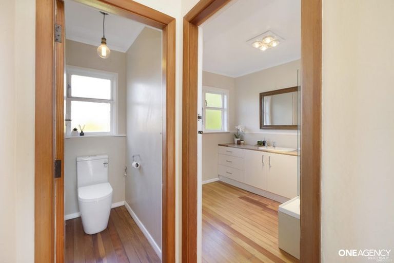 Photo of property in 9 Woodstock Terrace, Tawa, Wellington, 5028