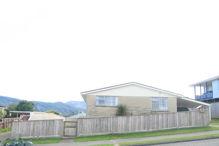 Photo of property in 17 Mount Marua Way, Timberlea, Upper Hutt, 5018