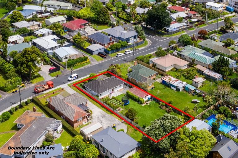Photo of property in 18 Ward Crescent, Te Atatu Peninsula, Auckland, 0610