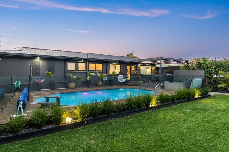 Photo of property in 16 Clyside Avenue, Half Moon Bay, Auckland, 2012